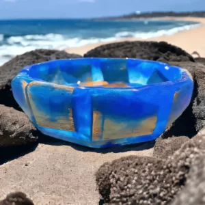 Cendrier résine epoxy bleu sur la plage