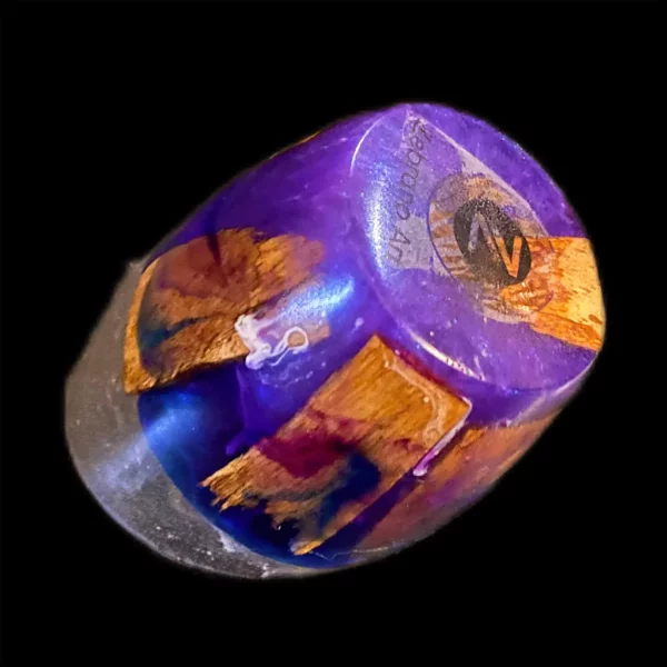 Coquetier violet vu de dessous avec logo incrusté