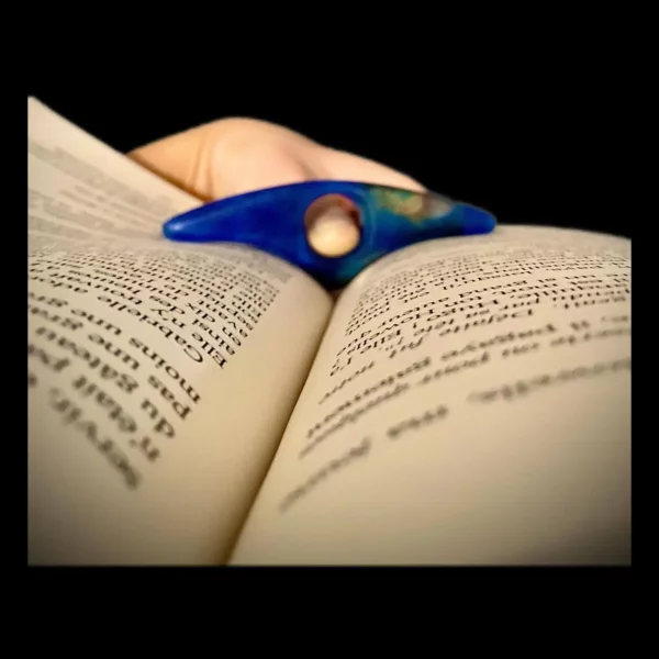 bague de lecture bleu sur livre fond noir