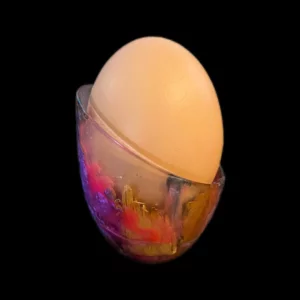 Coquetier à oeuf avec oeuf rose pink lady