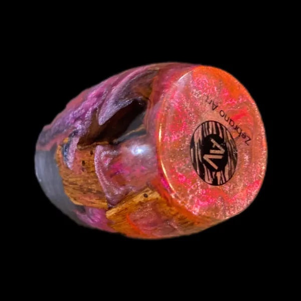 Coquetier rose de coté avec vue du logo incrusté