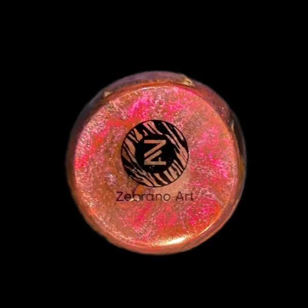 dessous du coquetier à oeuf rose avec logo