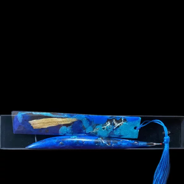 marque page bleu et stylo