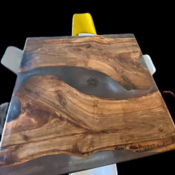 exemple table carrée epoxy fumée