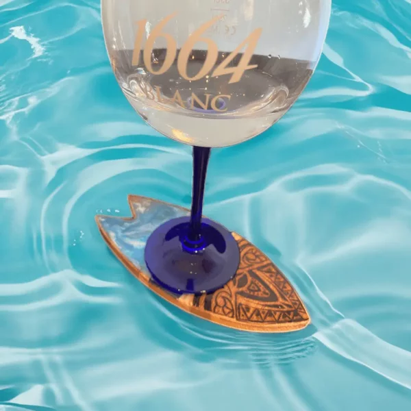 le surf verre qui flotte sur l'eau maori