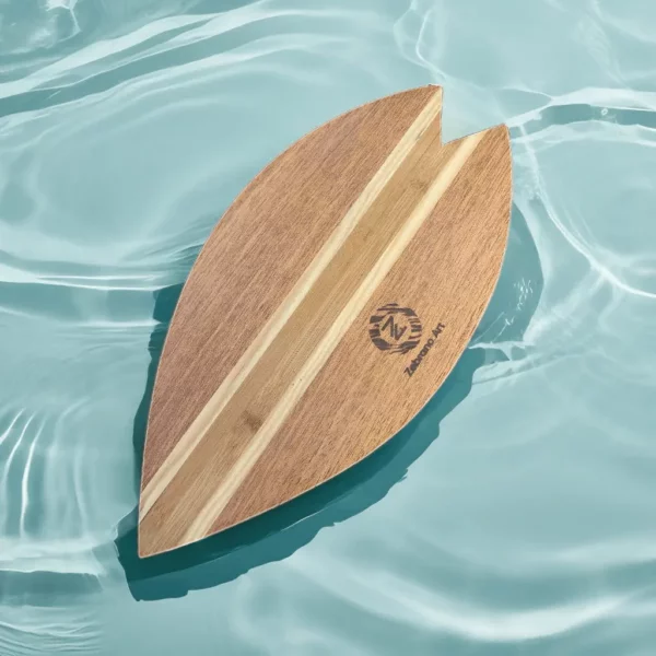 l'arrière planche surf maori avec signature ZA