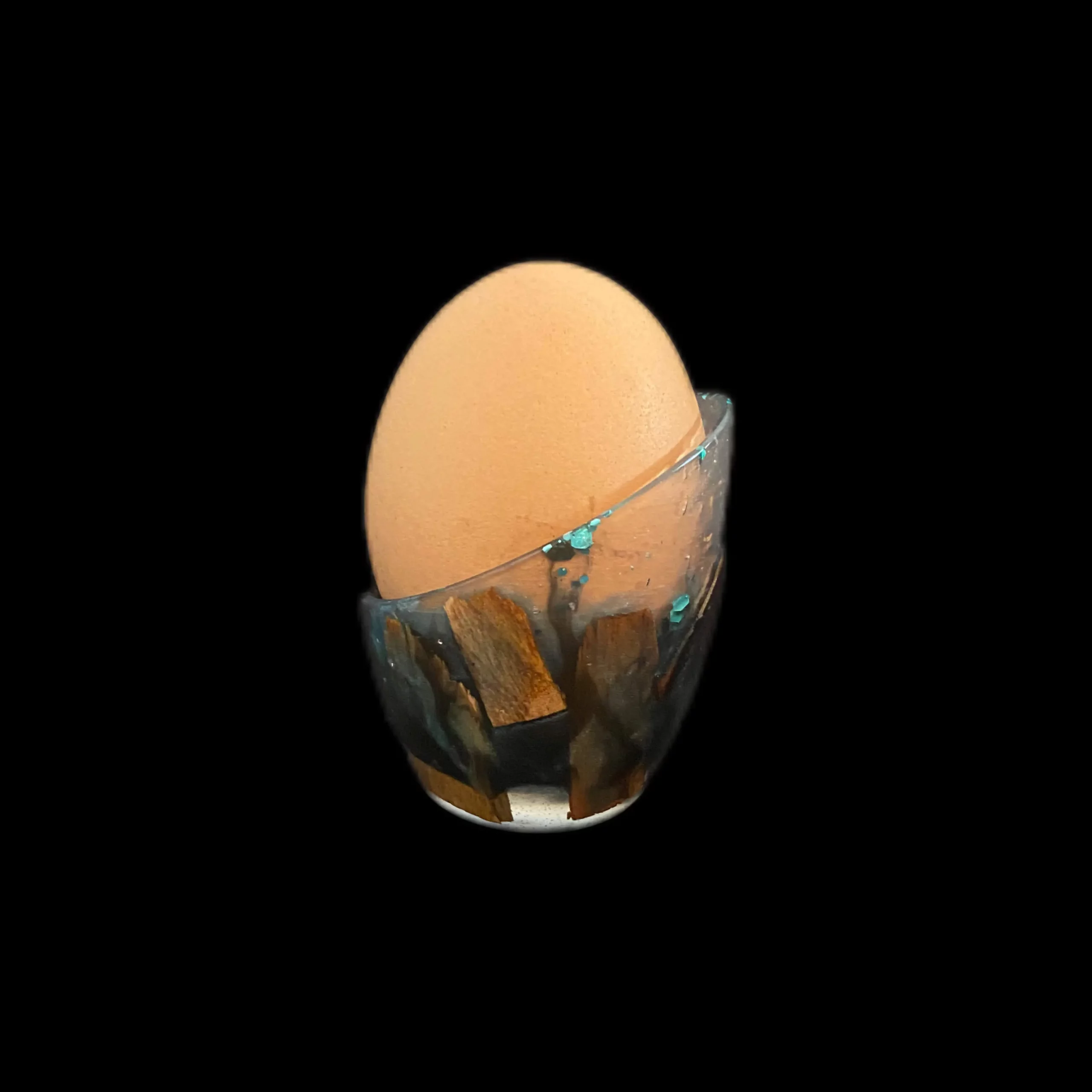 Coquetier avec oeuf bleu nuit avec l'oeuf